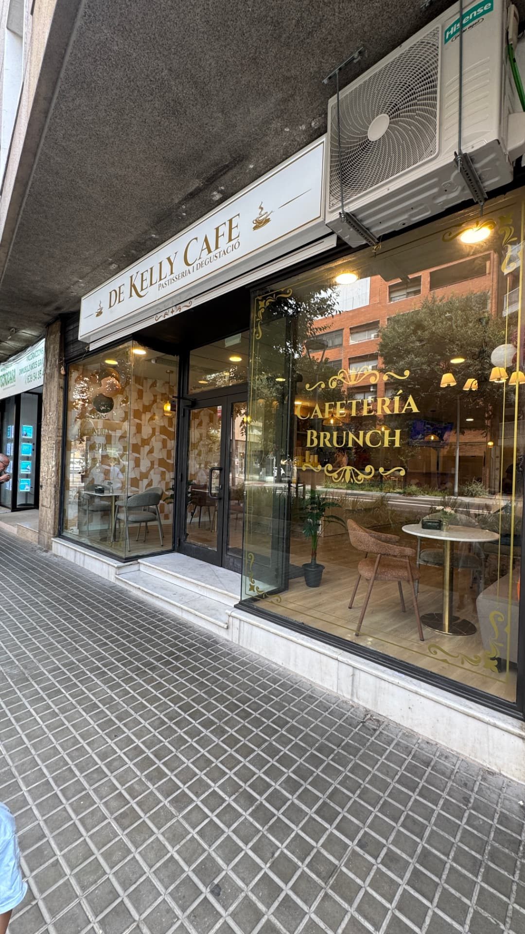 Rótulo de fachada y vinilo de escaparate — De Kelly Café
