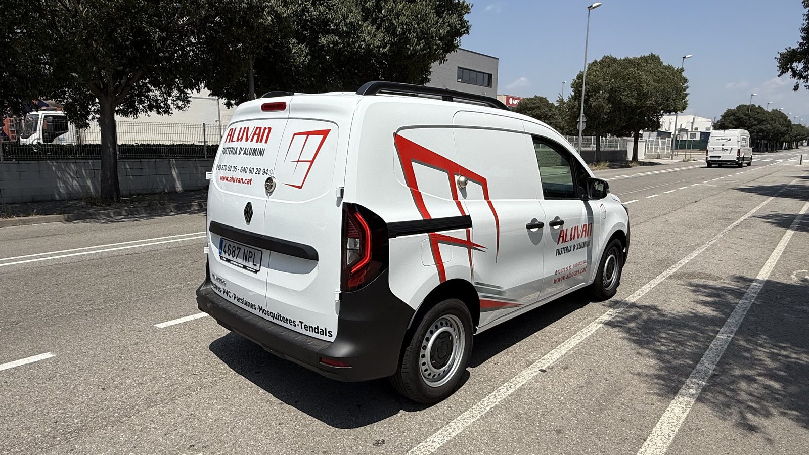 Vehículo de empresa rotulado con vinilo por Enzori