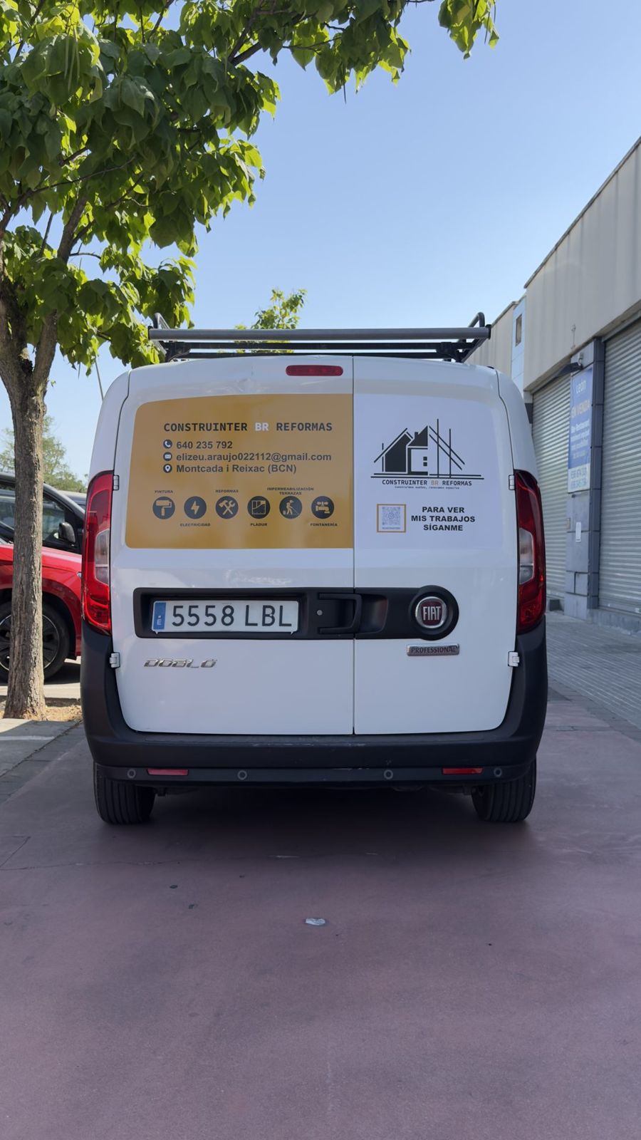Rotulación trasera de furgoneta Fiat Doblò de Construinter BR Reformas realizada por Enzori