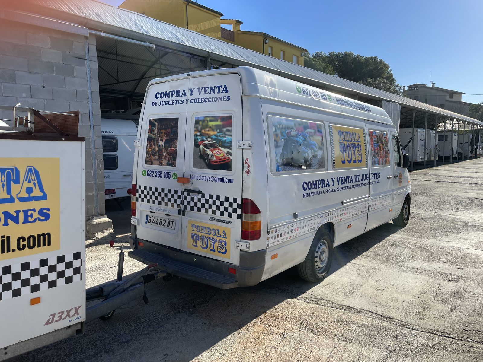 Furgoneta rotulada con vinilo impreso por Enzori